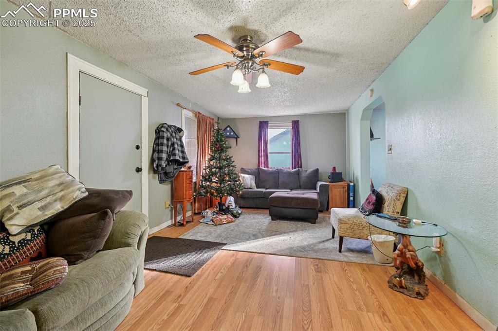 Image 5 of 21: Living Room