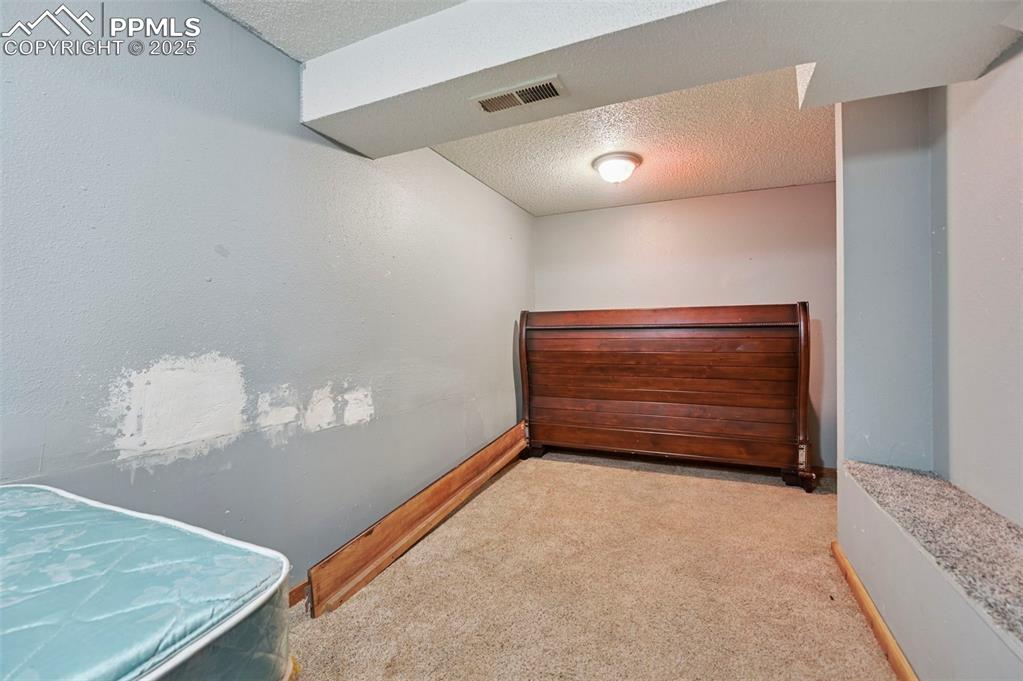 Image 7 of 21: Bedroom