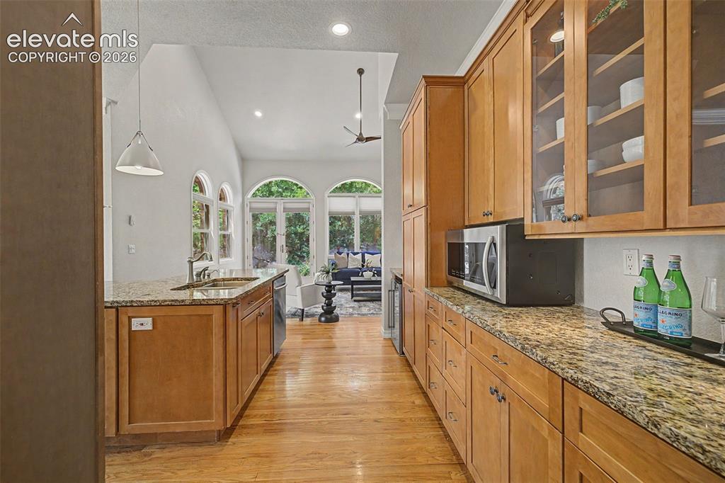 Image 12 of 50: Kitchen