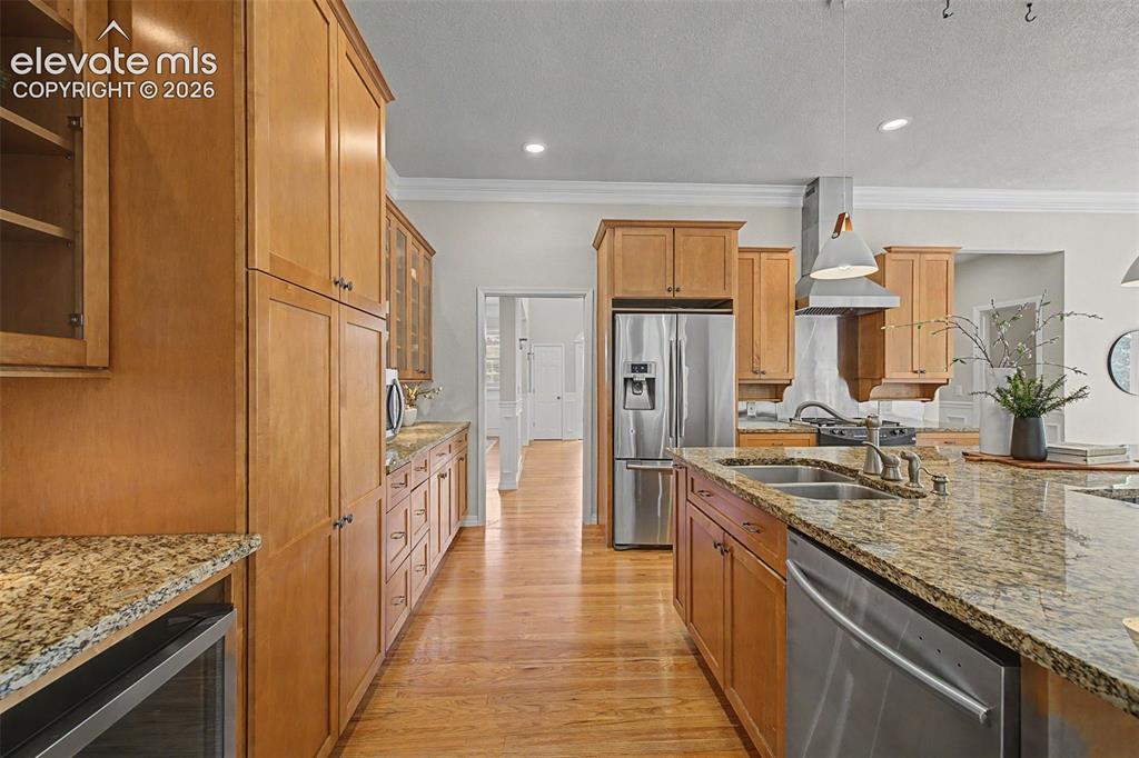 Image 14 of 50: Kitchen