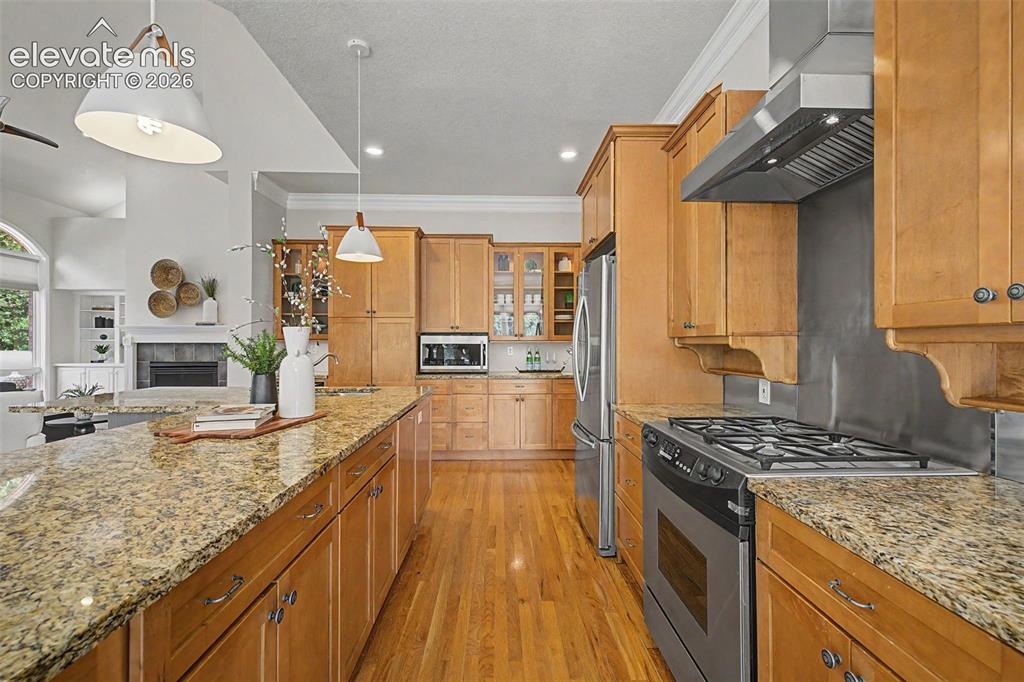 Image 17 of 50: Kitchen