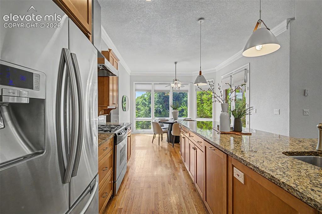 Image 18 of 50: Kitchen