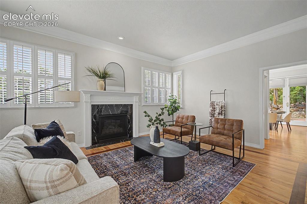 Image 8 of 50: Living Room