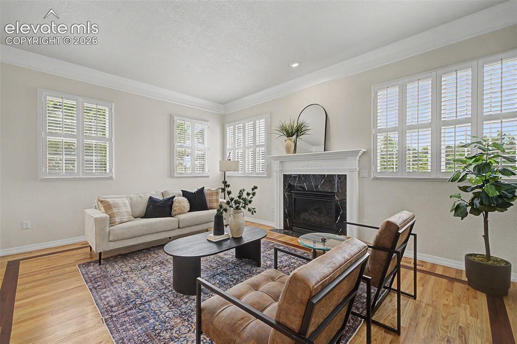 Image 9 of 50: Living Room