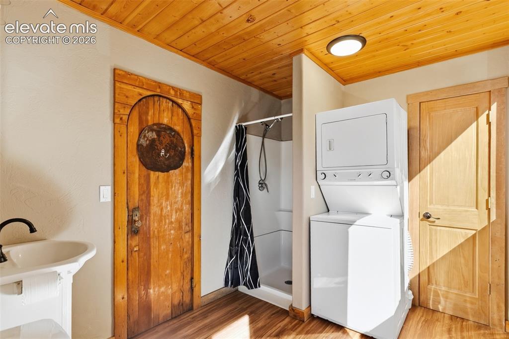 Image 27 of 49: Loft Apt Bath & Laundry