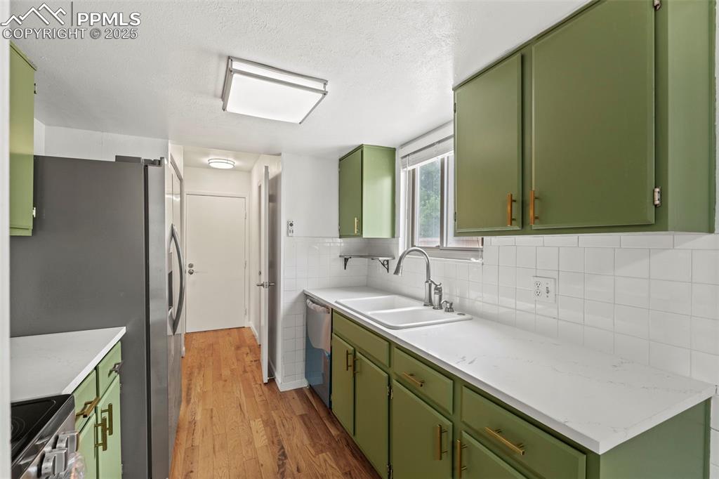 Image 10 of 32: Kitchen