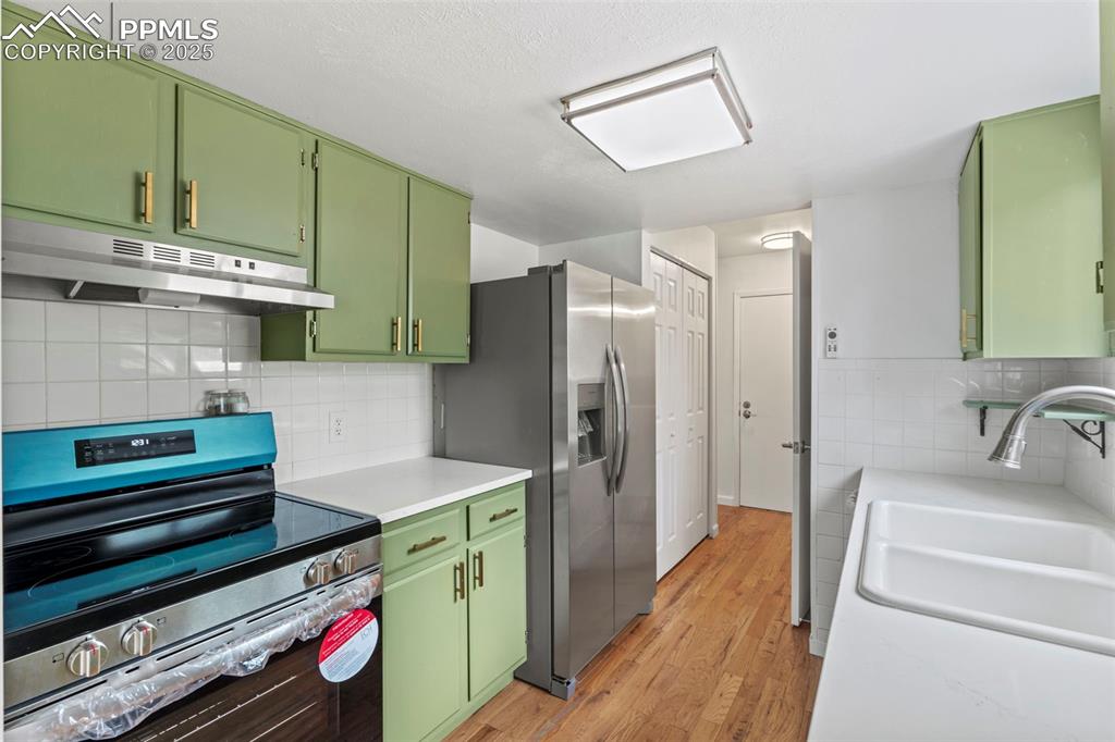 Image 11 of 32: Kitchen