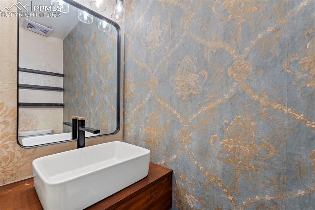 Image 12 of 32: Bathroom