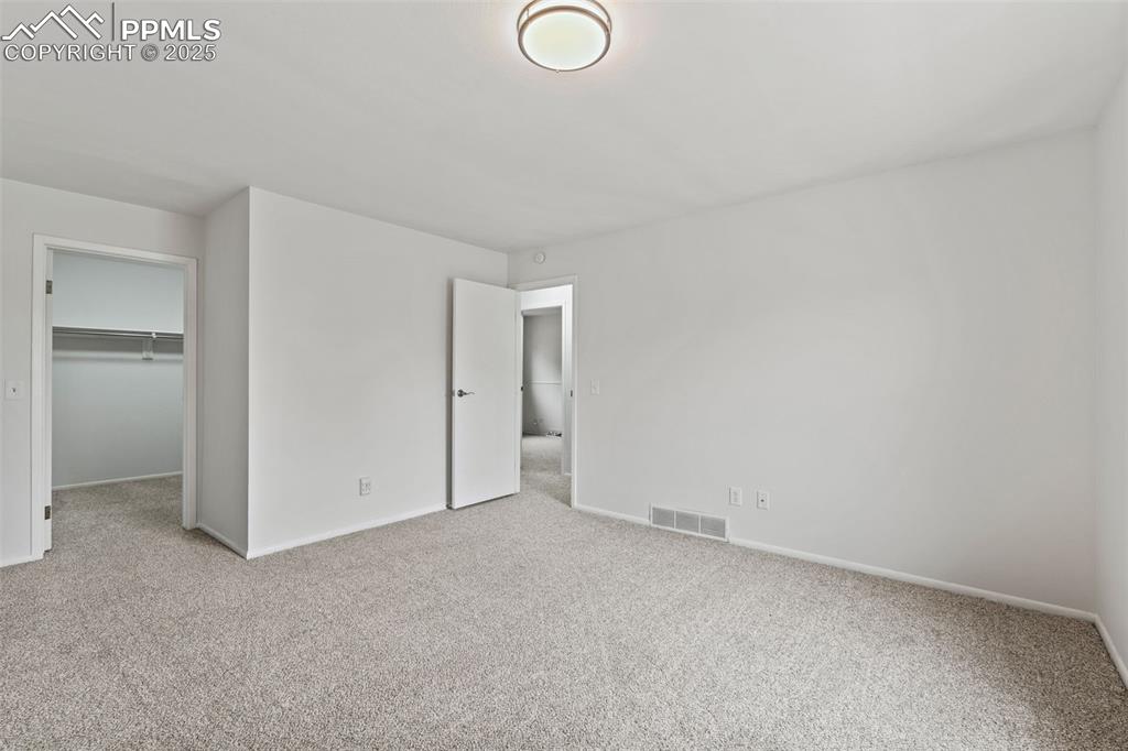 Image 14 of 32: Bedroom