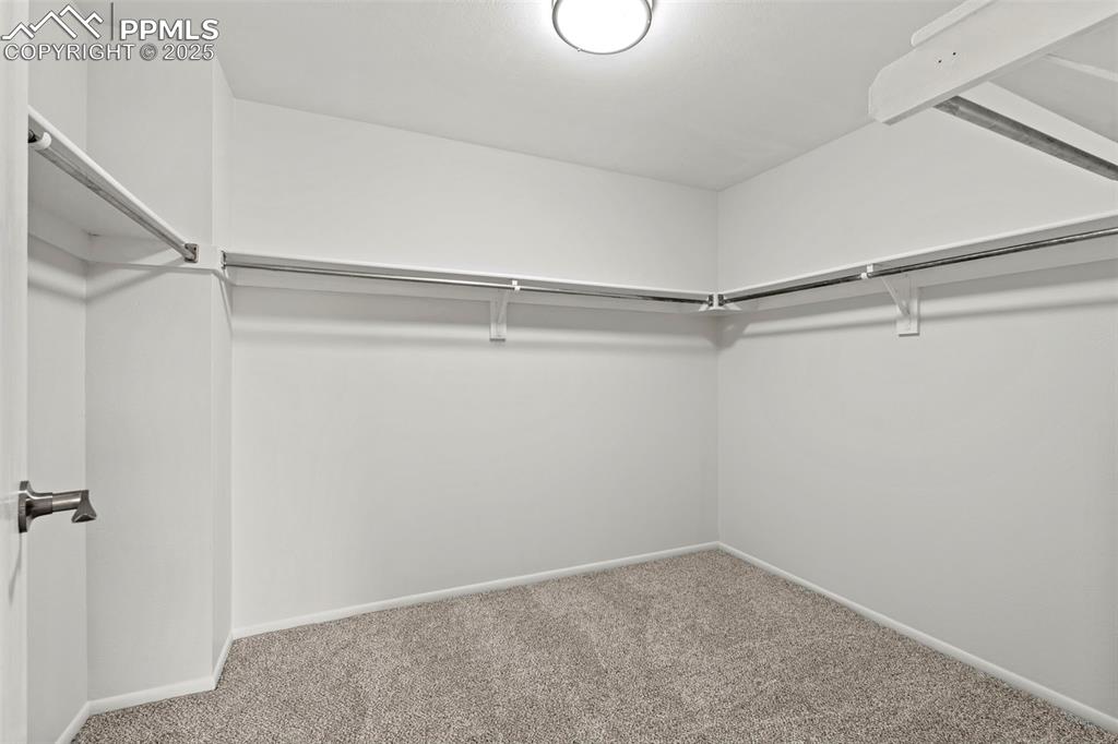 Image 15 of 32: Closet