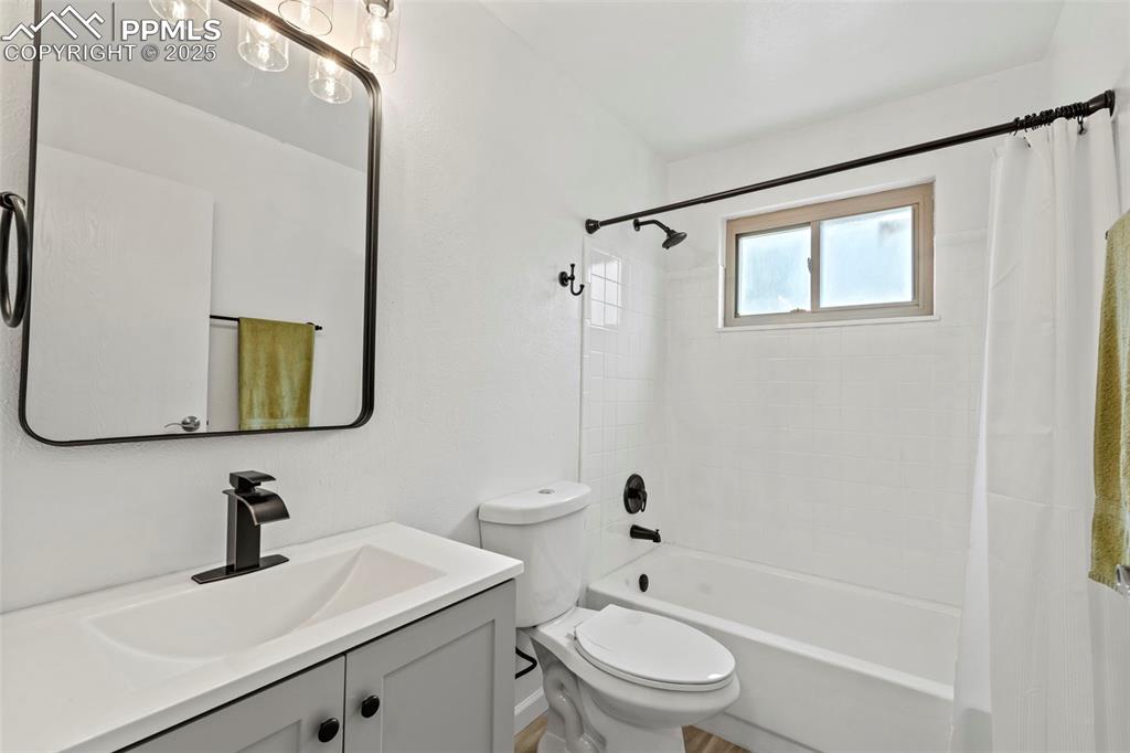 Image 16 of 32: Bathroom
