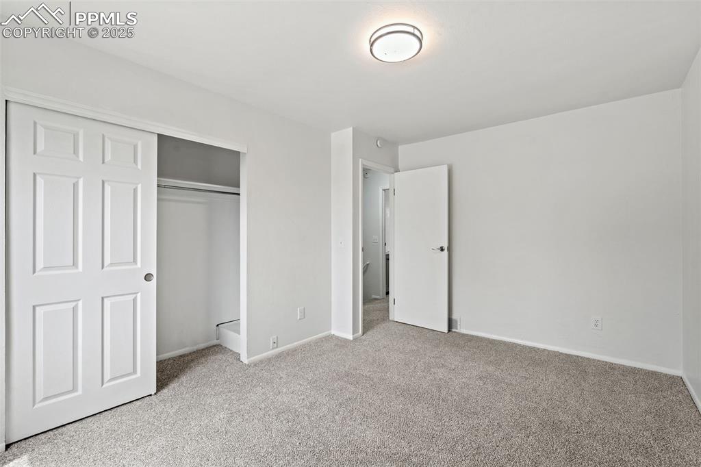 Image 18 of 32: Bedroom
