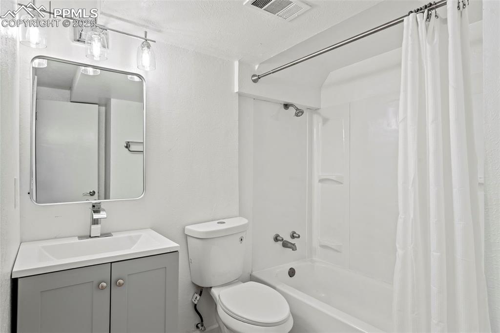 Image 26 of 32: Bathroom