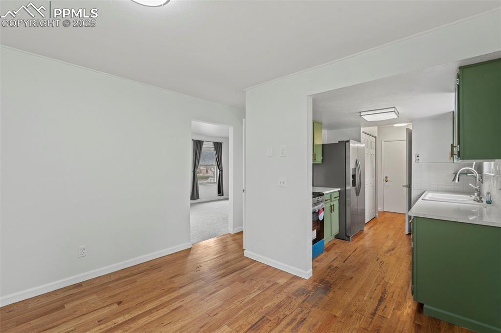 Image 9 of 32: Kitchen