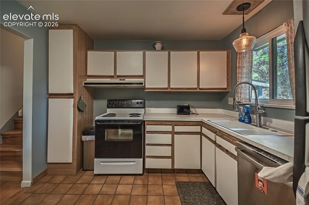 Image 10 of 42: Kitchen