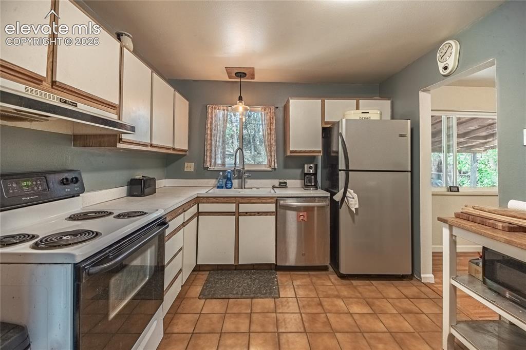 Image 11 of 42: Kitchen
