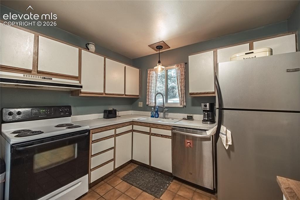 Image 13 of 42: Kitchen