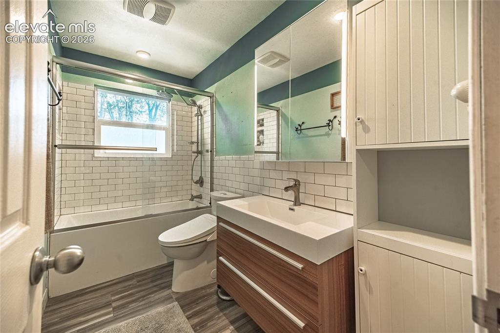 Image 20 of 42: Bathroom