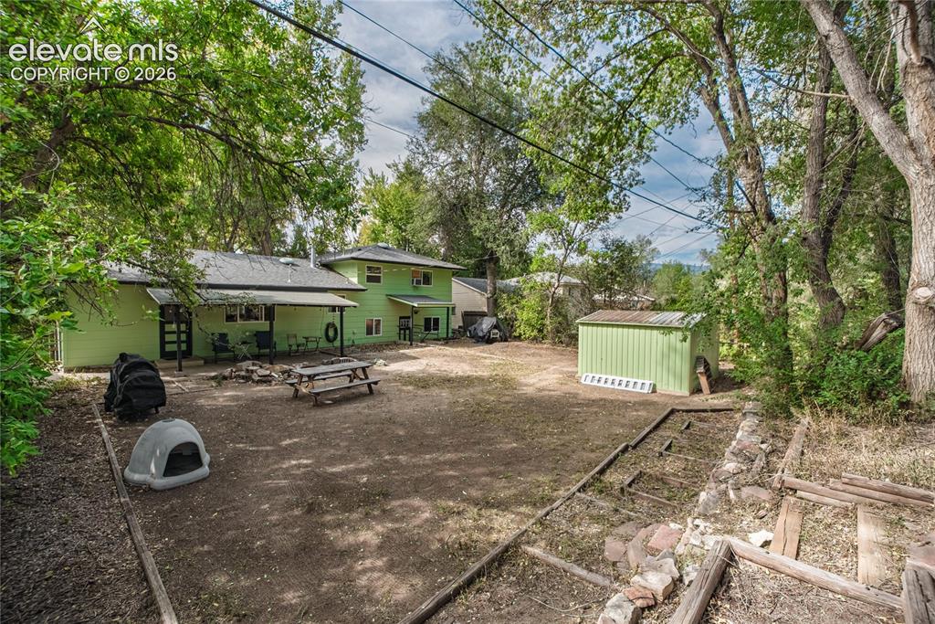 Image 36 of 42: Yard