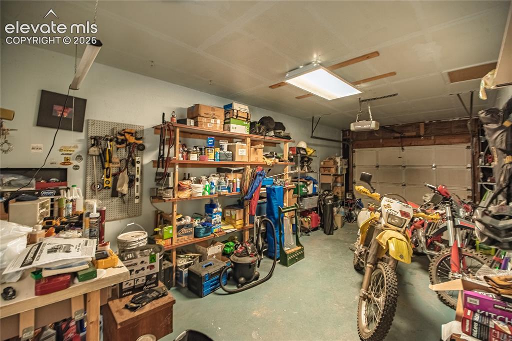 Image 38 of 42: Garage