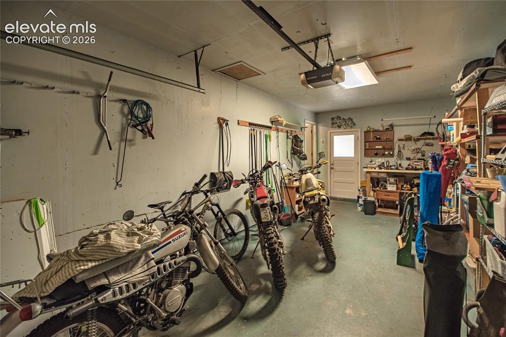 Image 39 of 42: Garage