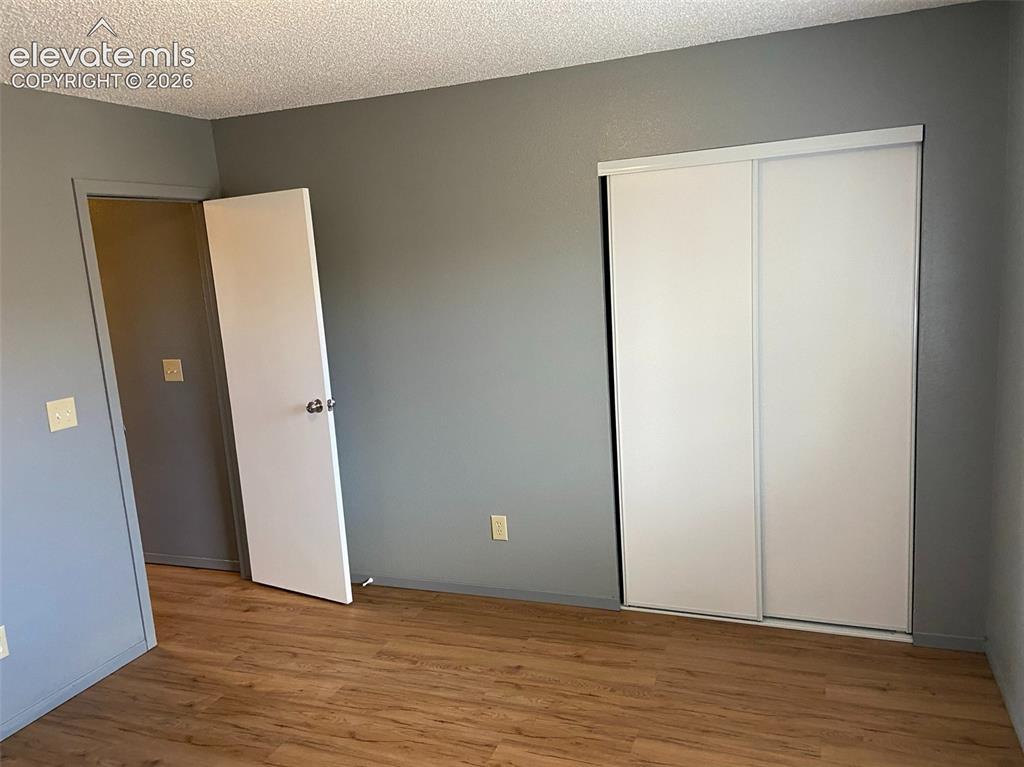 Image 13 of 15: Bedroom