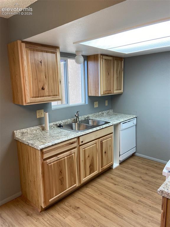 Image 4 of 15: Kitchen