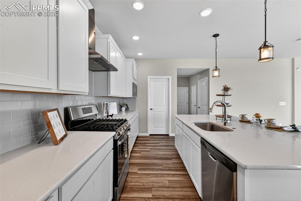 Image 17 of 46: Counterspace to die for