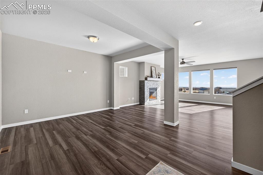 Image 4 of 46: Entry