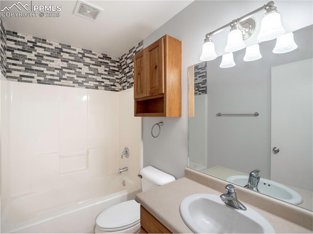 Image 13 of 23: Bathroom