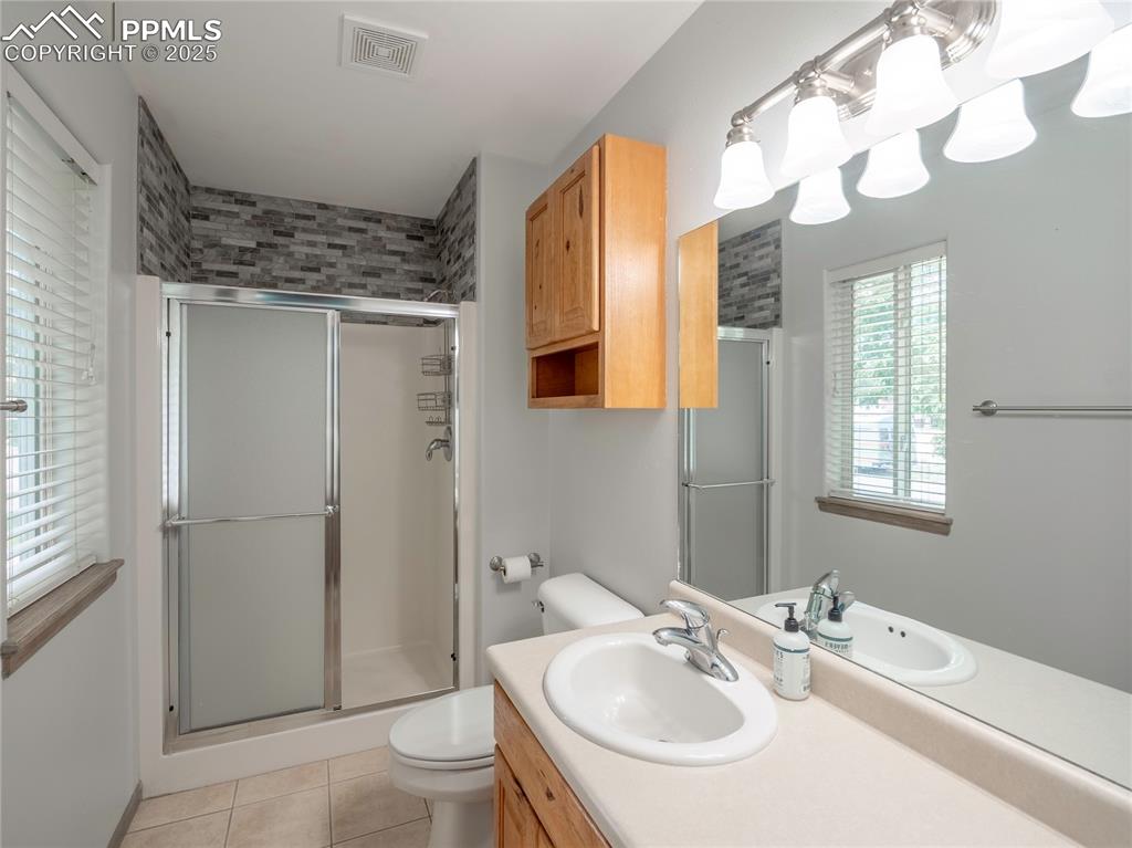 Image 17 of 23: Bathroom