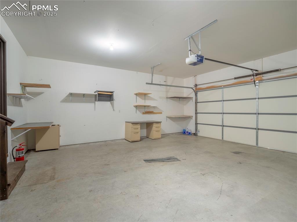 Image 19 of 23: Garage
