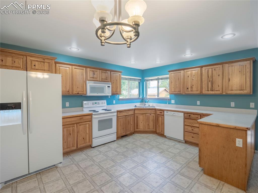 Image 9 of 23: Kitchen