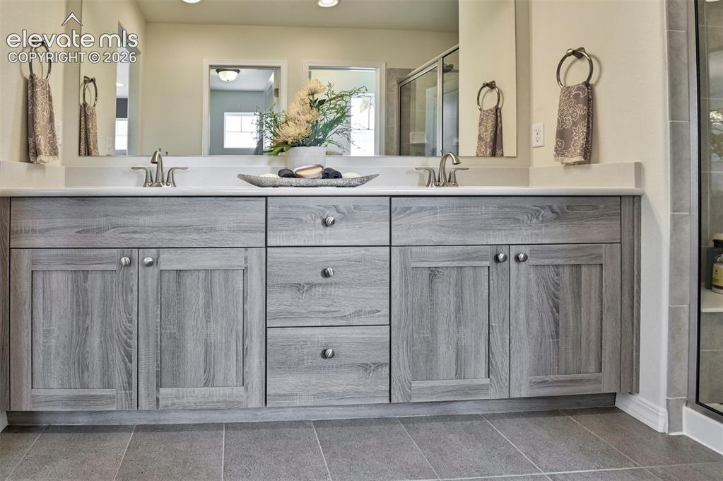 Image 19 of 38: Bathroom