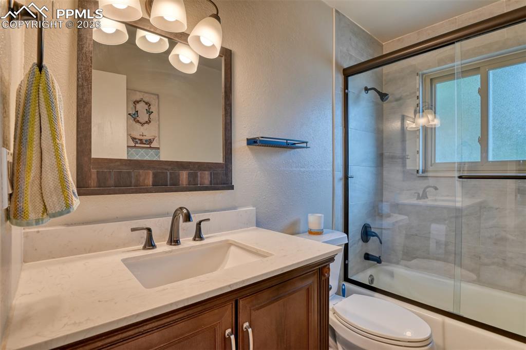 Image 25 of 49: Bathroom