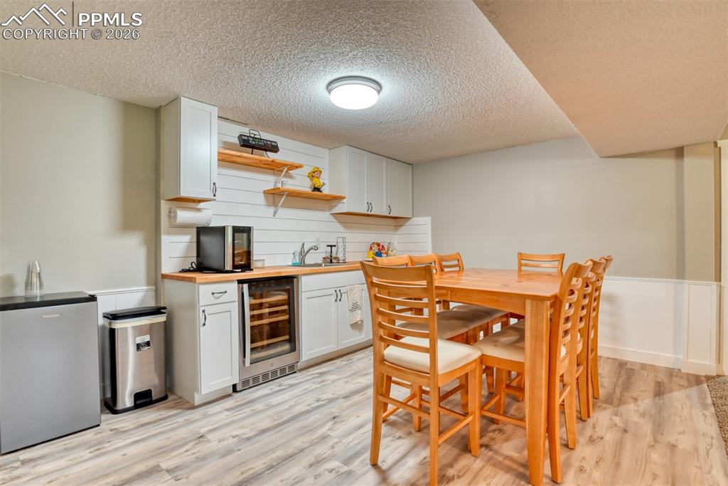 Image 40 of 49: kitchenette 