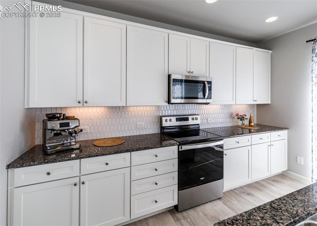 Image 13 of 50: Kitchen