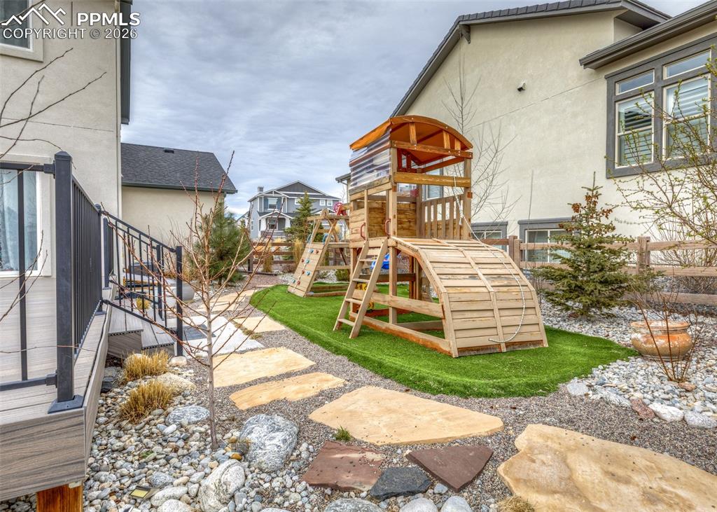 Image 43 of 50: Yard