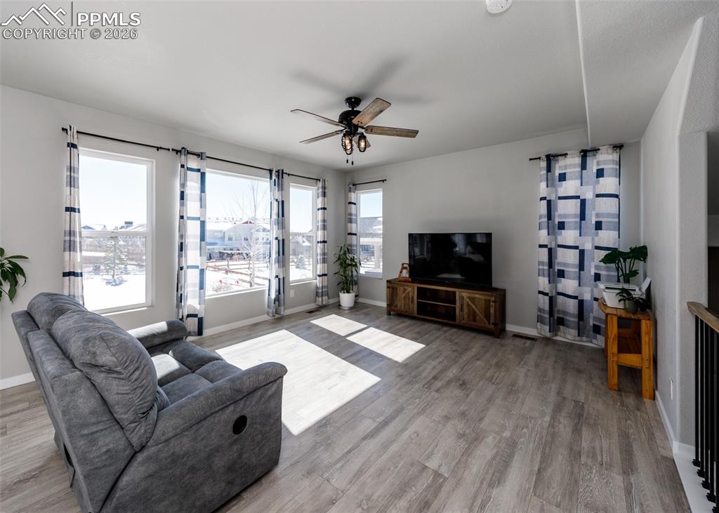 Image 6 of 50: Living Room