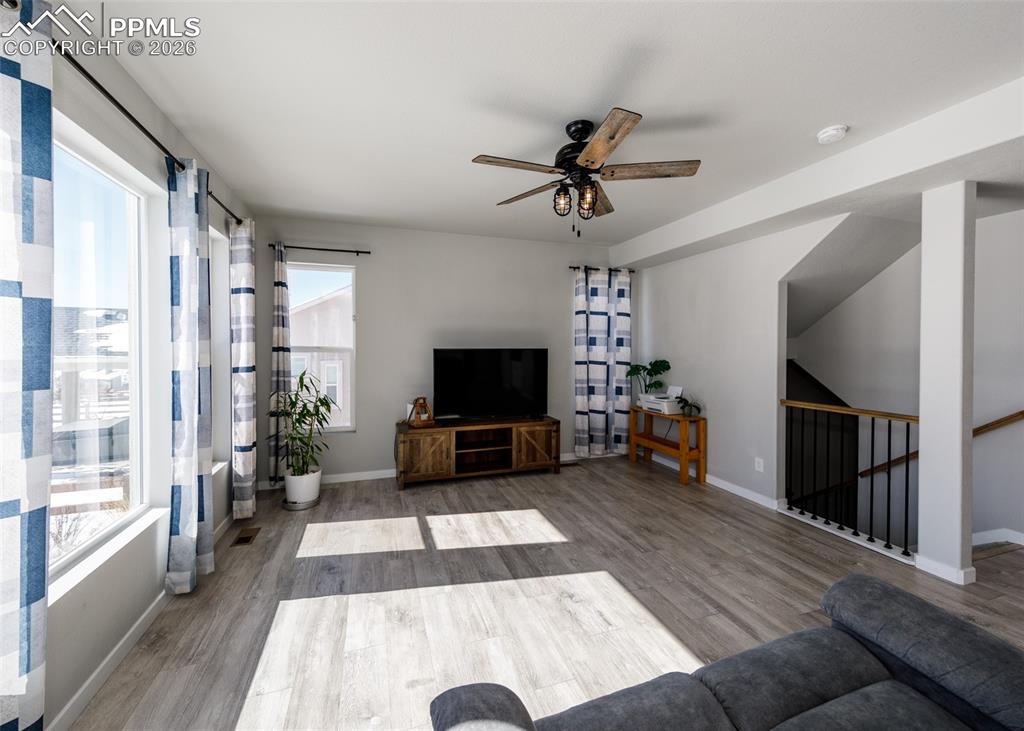 Image 7 of 50: Living Room