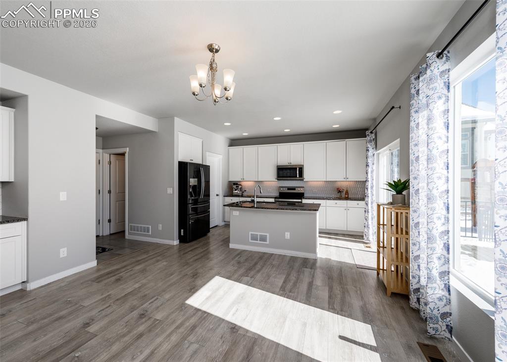 Image 9 of 50: Kitchen