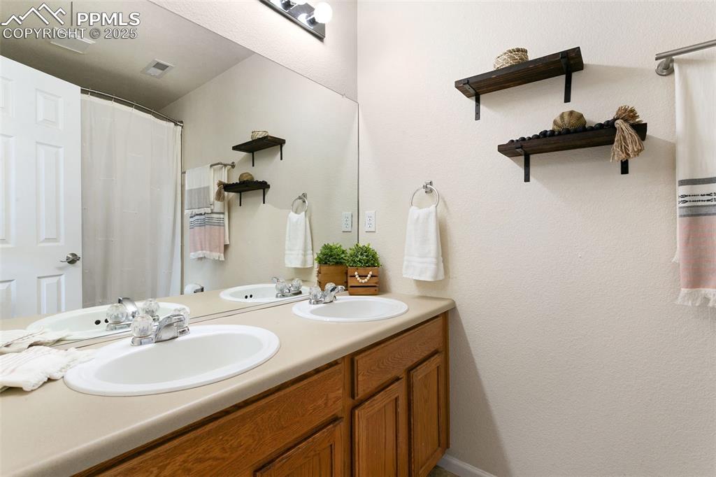 Image 17 of 26: Primary en-suite bathroom