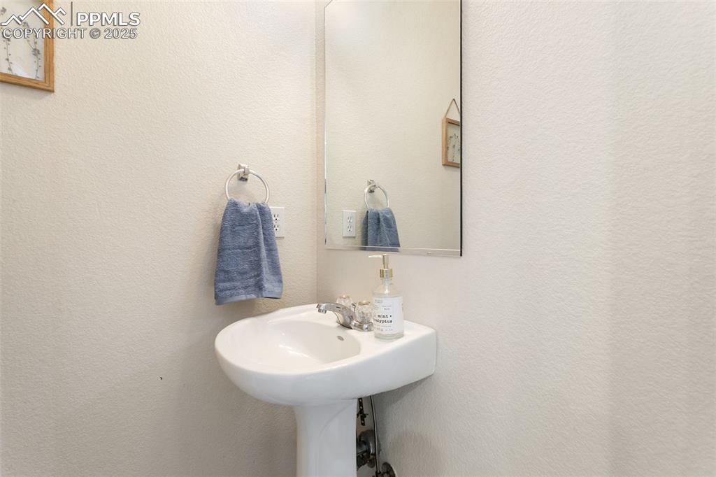 Image 23 of 26: Guest bathroom on main