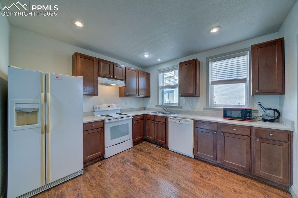 Image 15 of 35: Kitchen