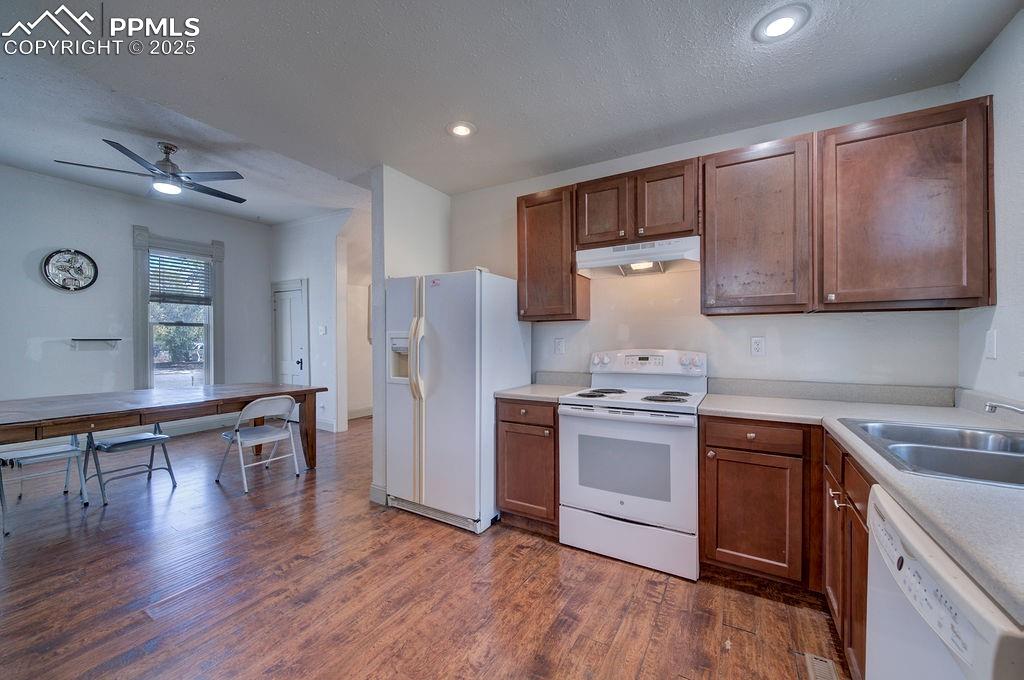 Image 18 of 35: Kitchen