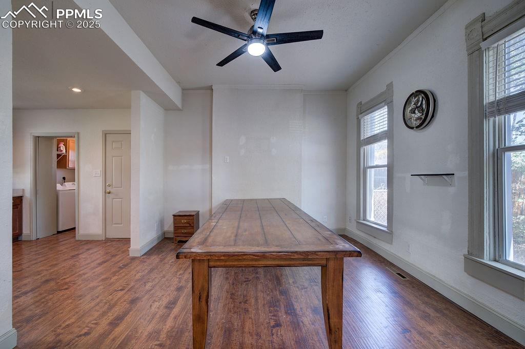 Image 19 of 35: Living Room