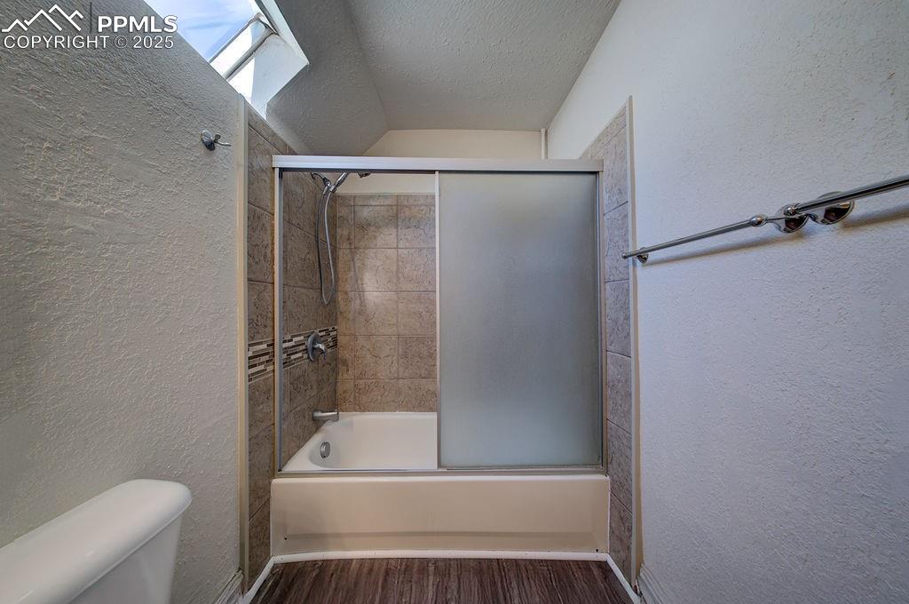 Image 24 of 35: Bathroom