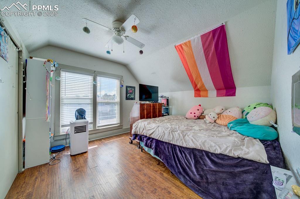 Image 25 of 35: Bedroom