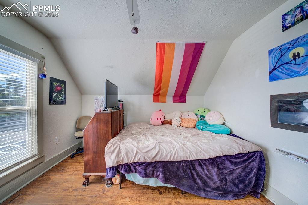 Image 26 of 35: Bedroom