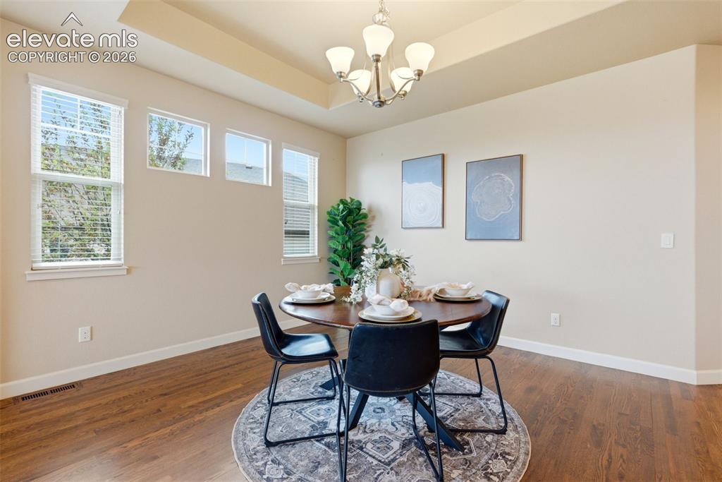 Image 7 of 50: Dining Area